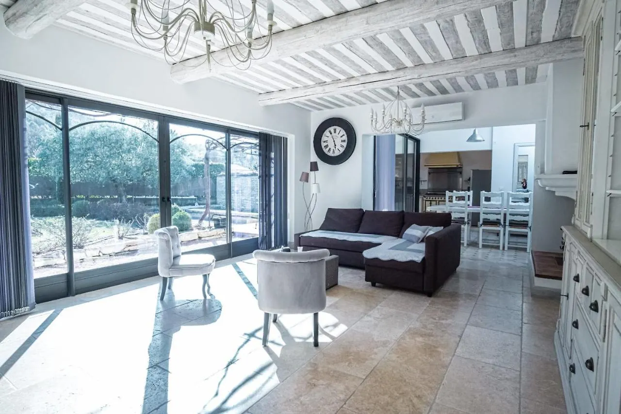 Gite Tout Confort - Jardin Et Piscine Chauffee Lagnes 0*,  Frankrike